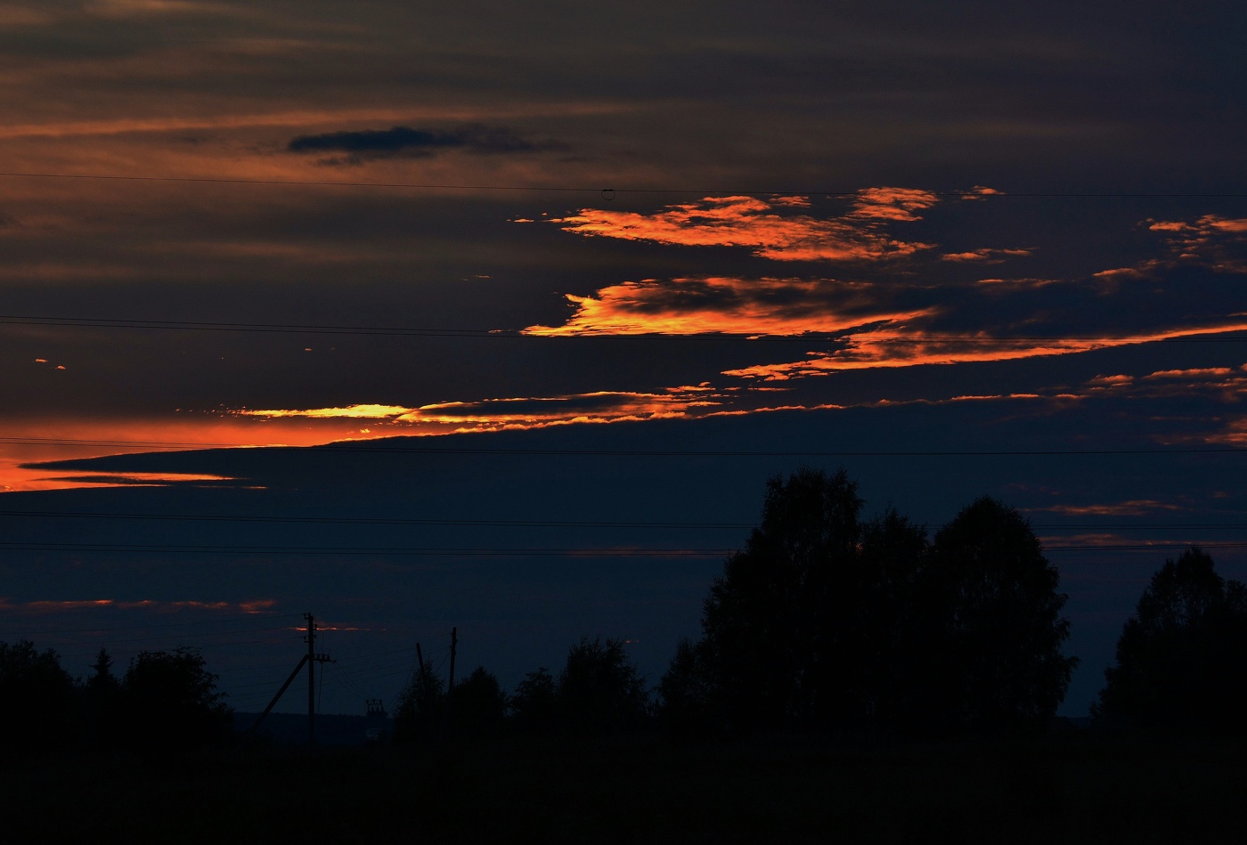 Гроза надвигалась со стороны заката ...