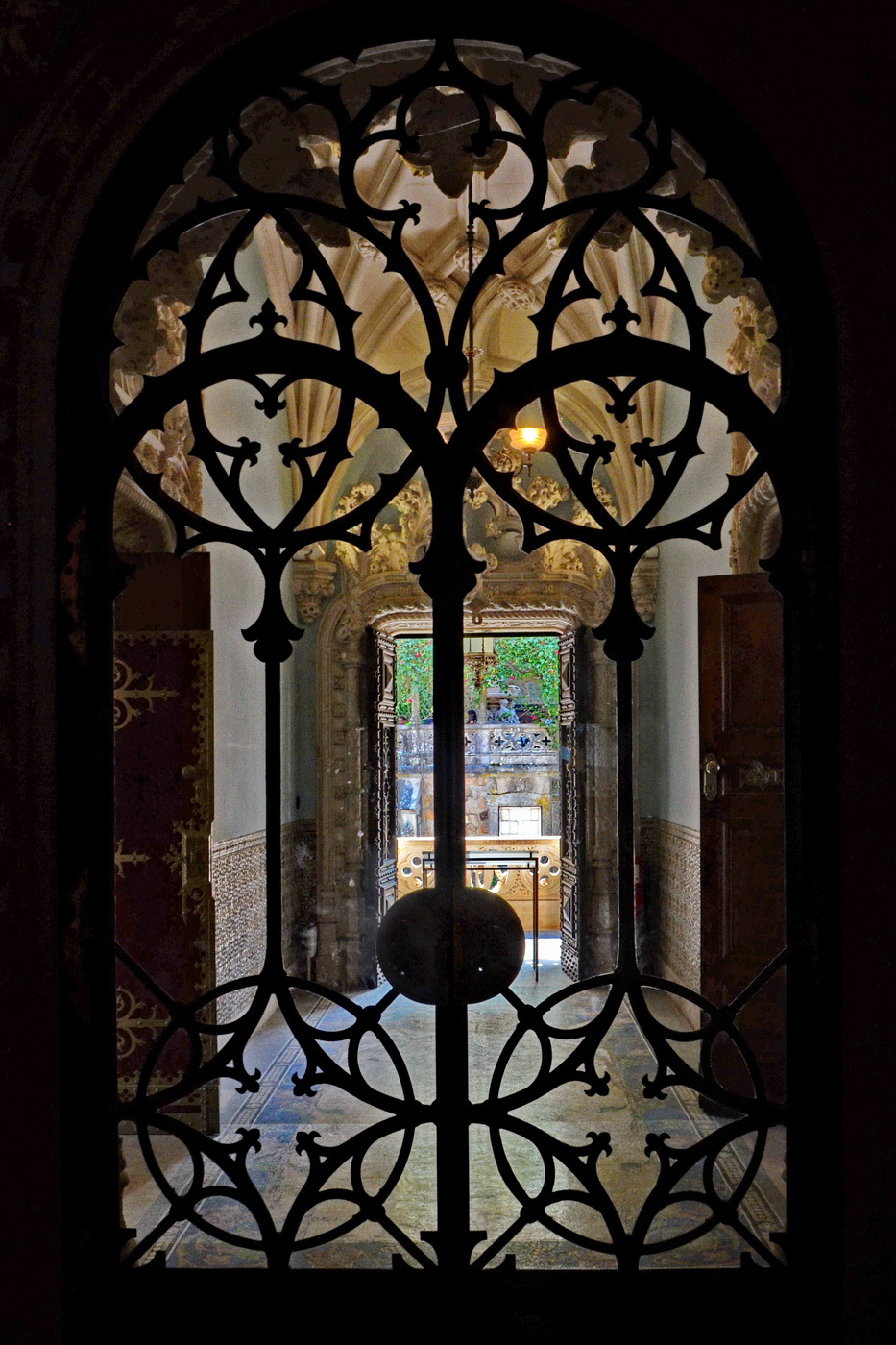 За решёткой