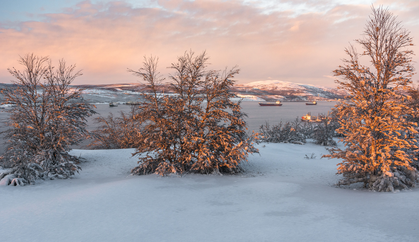 на высоком берегу на крутом