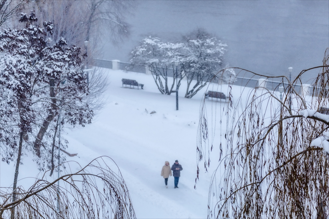 ДВОЕ В МЕТЕЛЬ