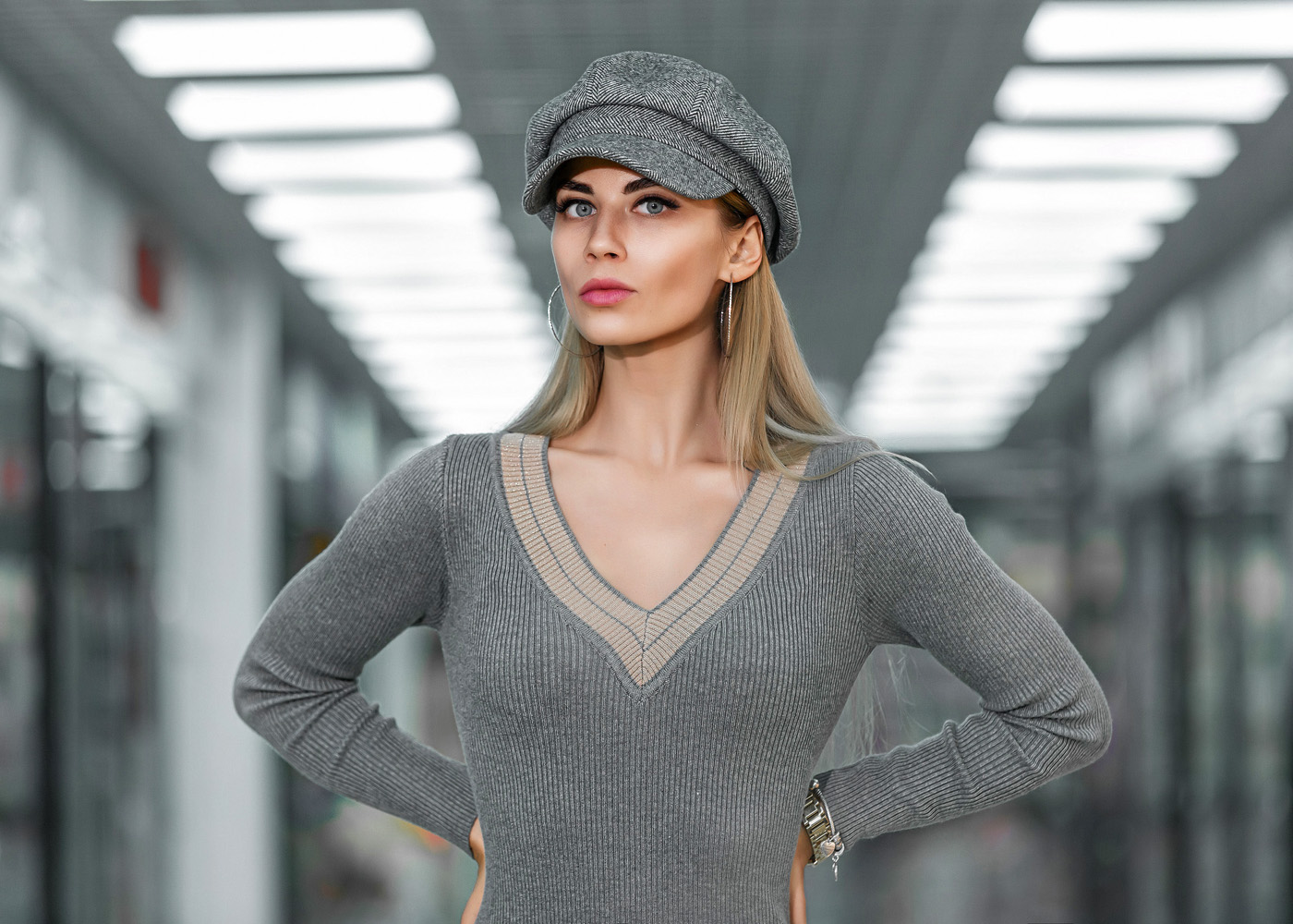 Девушка в кепке.