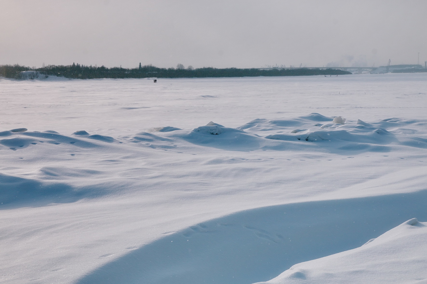 *Через реку.**