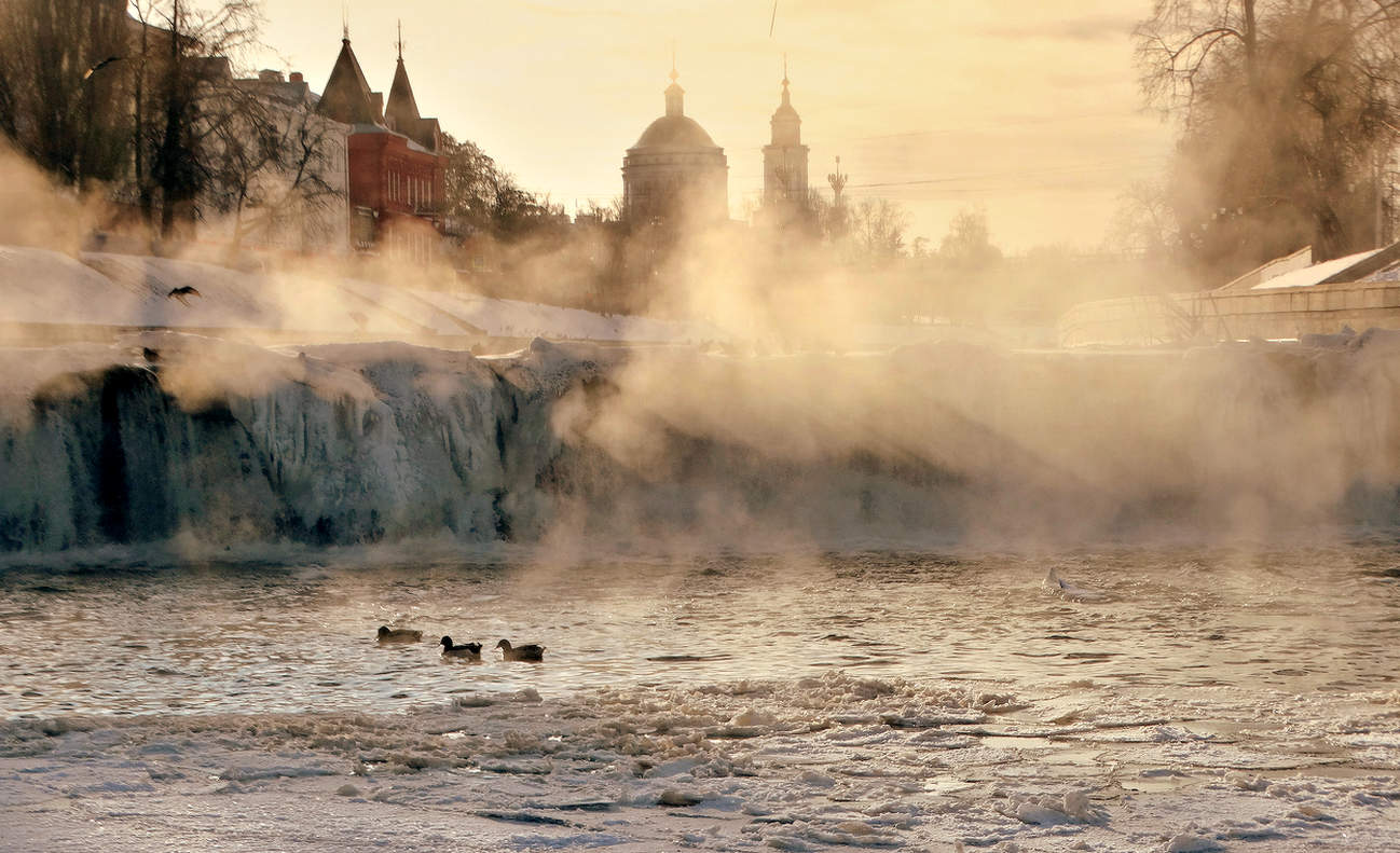 Морозный туман прикрывает водопад