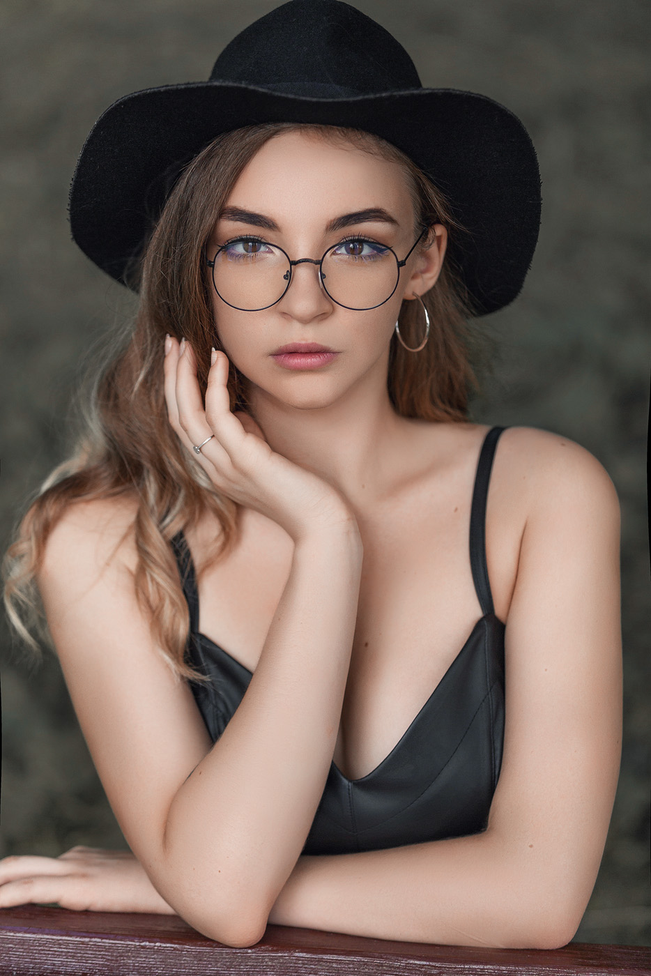 Портрет девушки в черной шляпе.