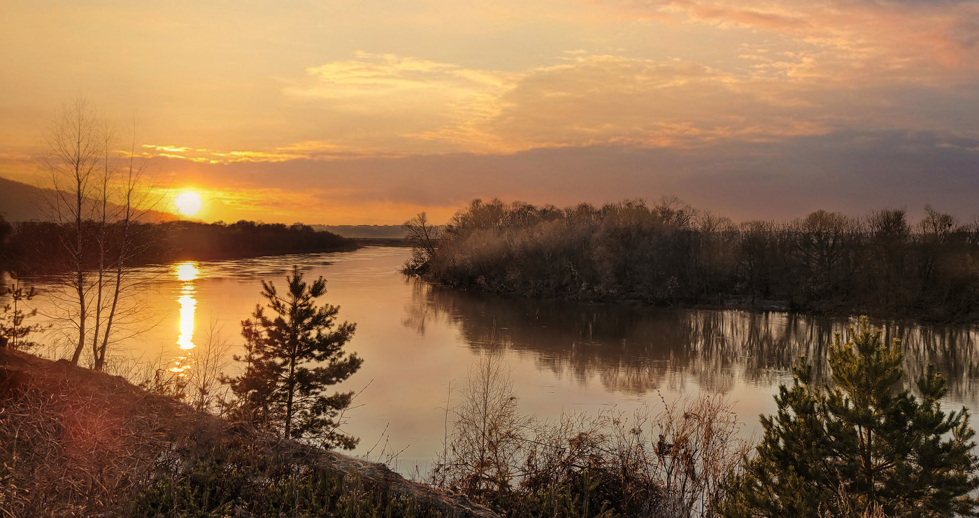 В закатный час все тайною покрыто..