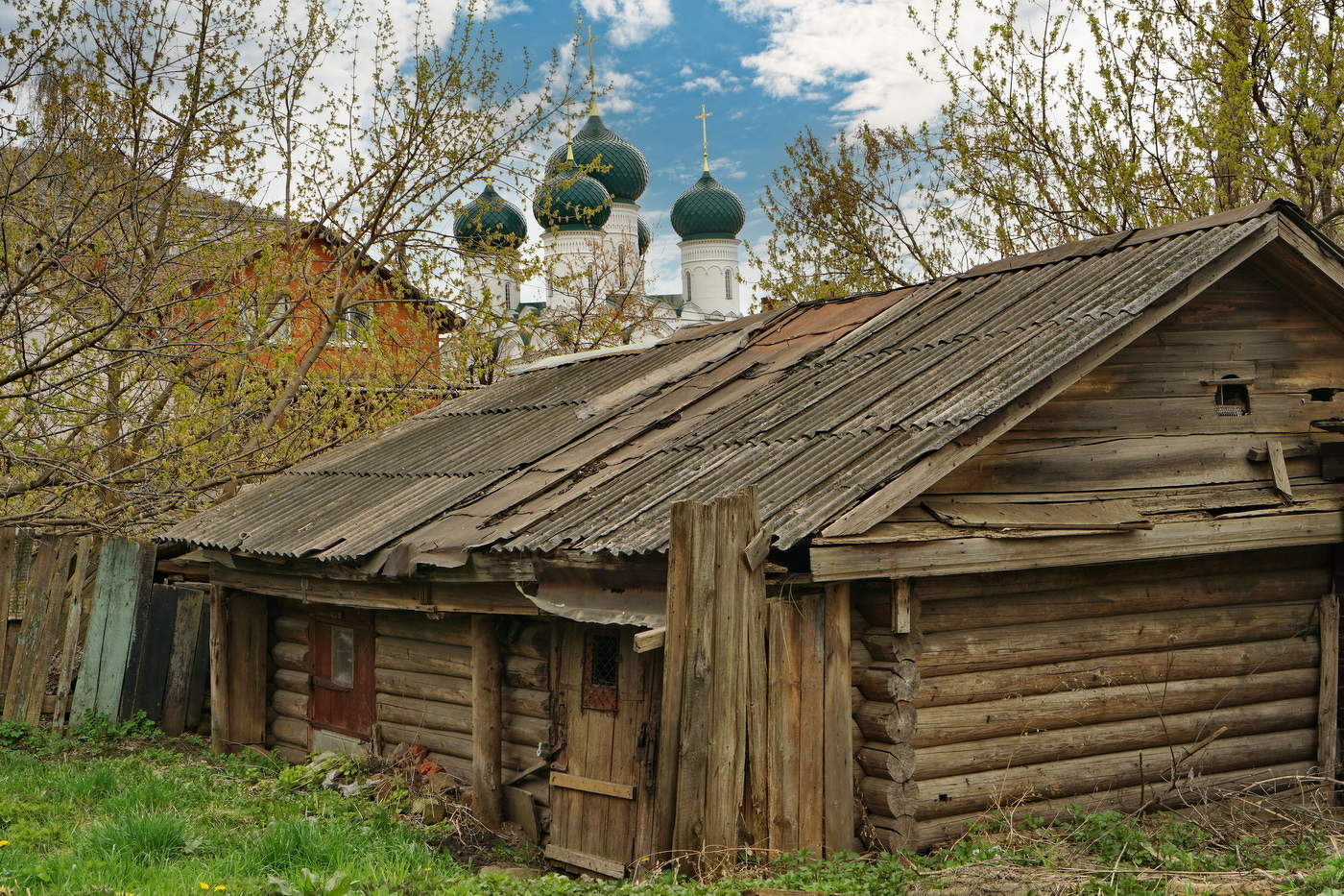 Вид за сарайкой.
