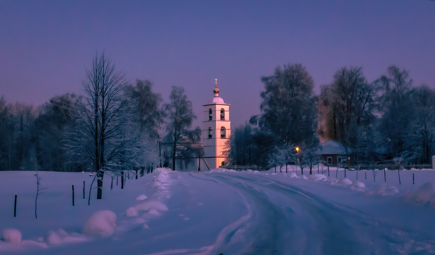 В деревенский Храм синим вечером.