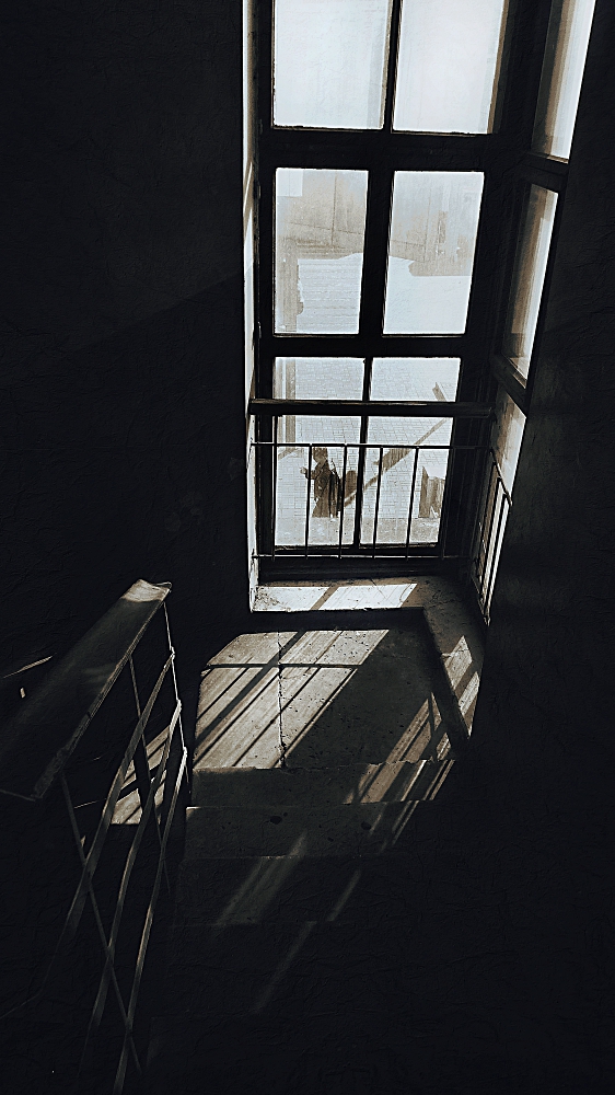 вниз по лестнице ведущей...