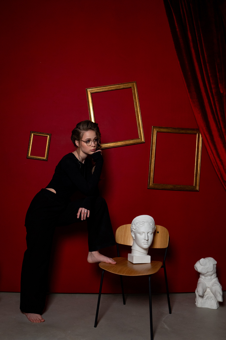 У красной стены