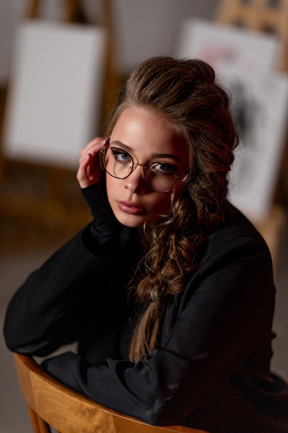 Портрет на стуле