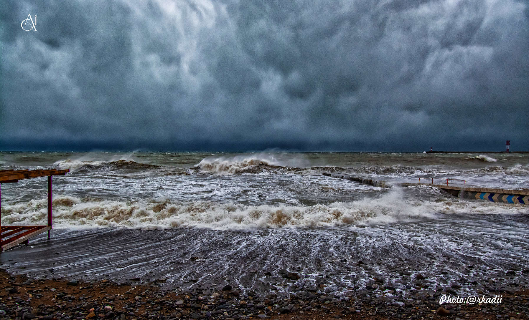 Небо злится, небо плачет, Тучи чёрные плывут.