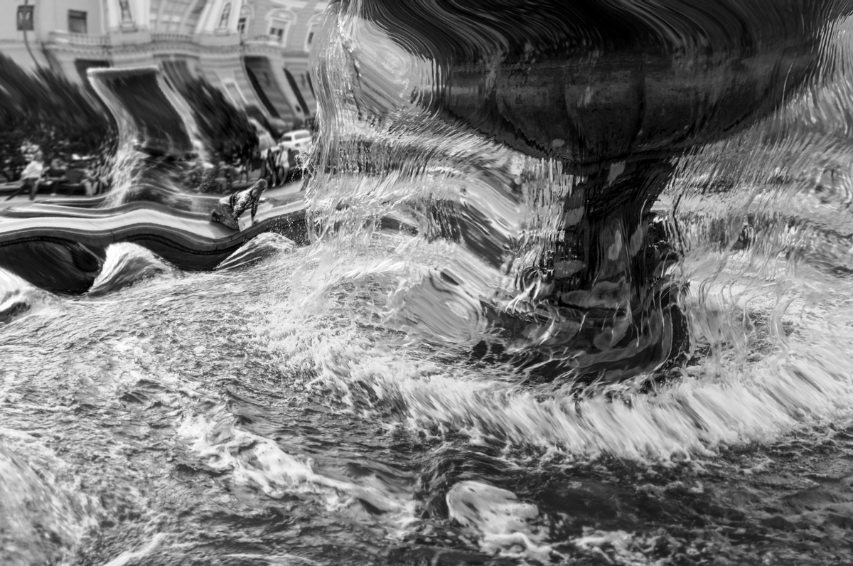 Девочка играющая с фонтаном...