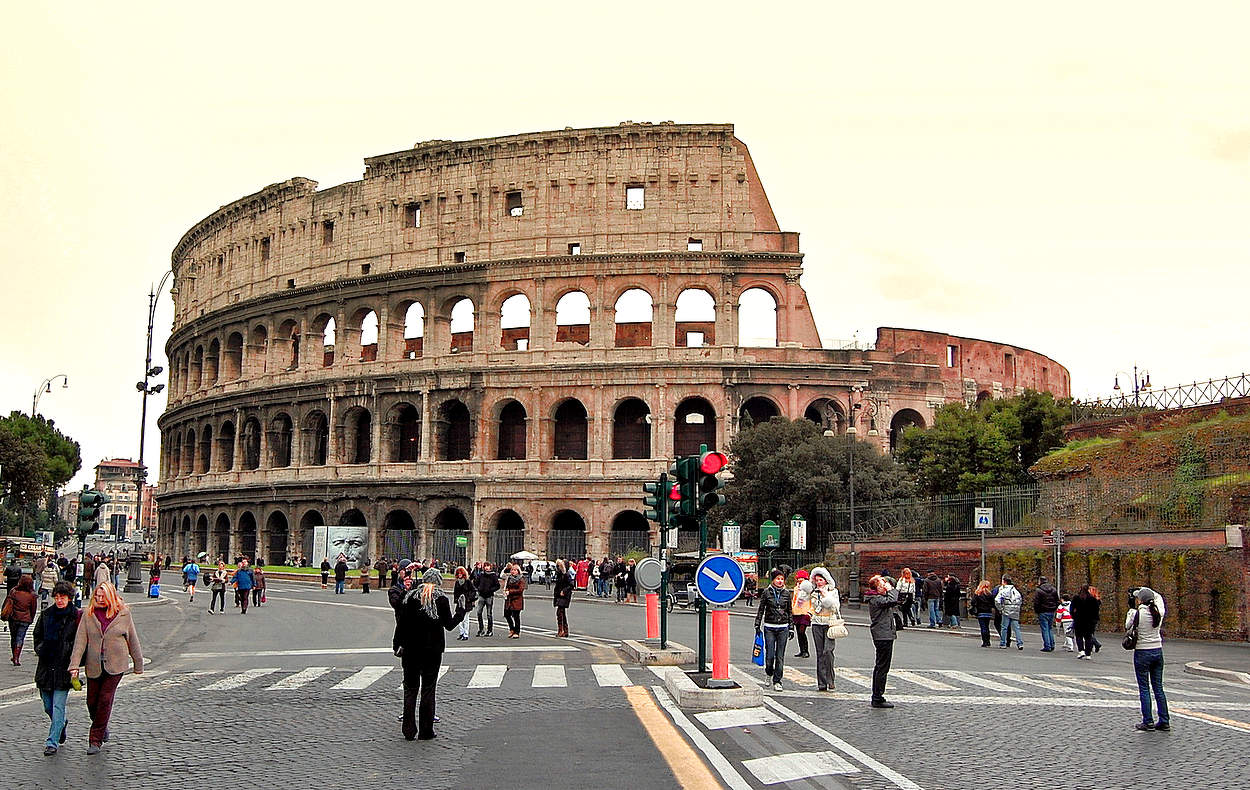Людно возле Колизея
