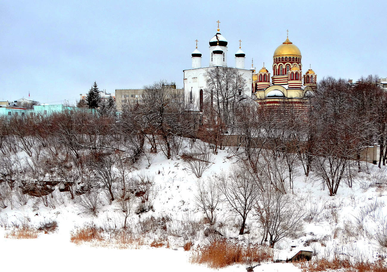 Монастырь на берегу реки Оки