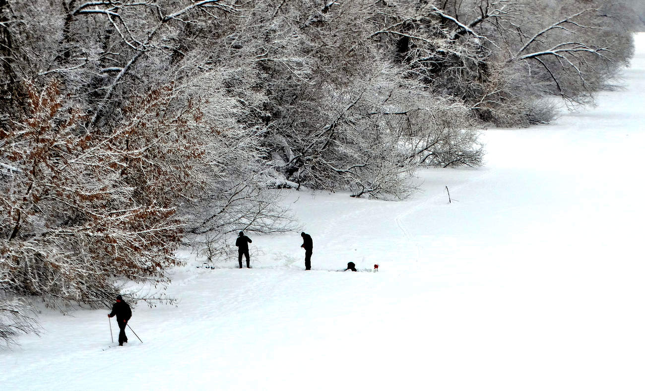 На лыжах по реке мимо рыбаков