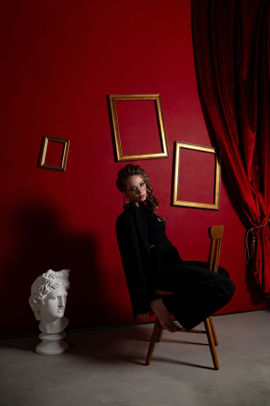 Рамы, бюст и Лина на стуле