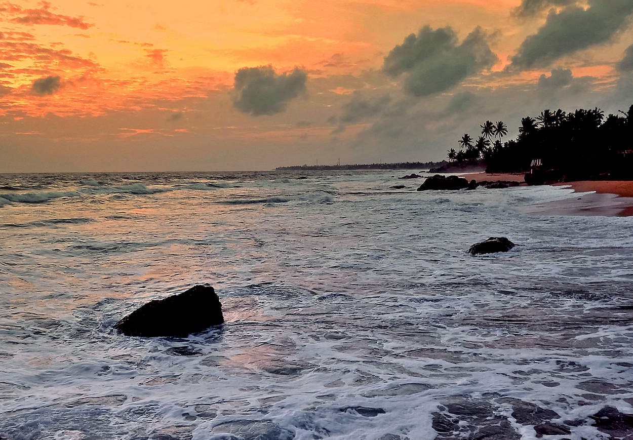 Багровый закат на море