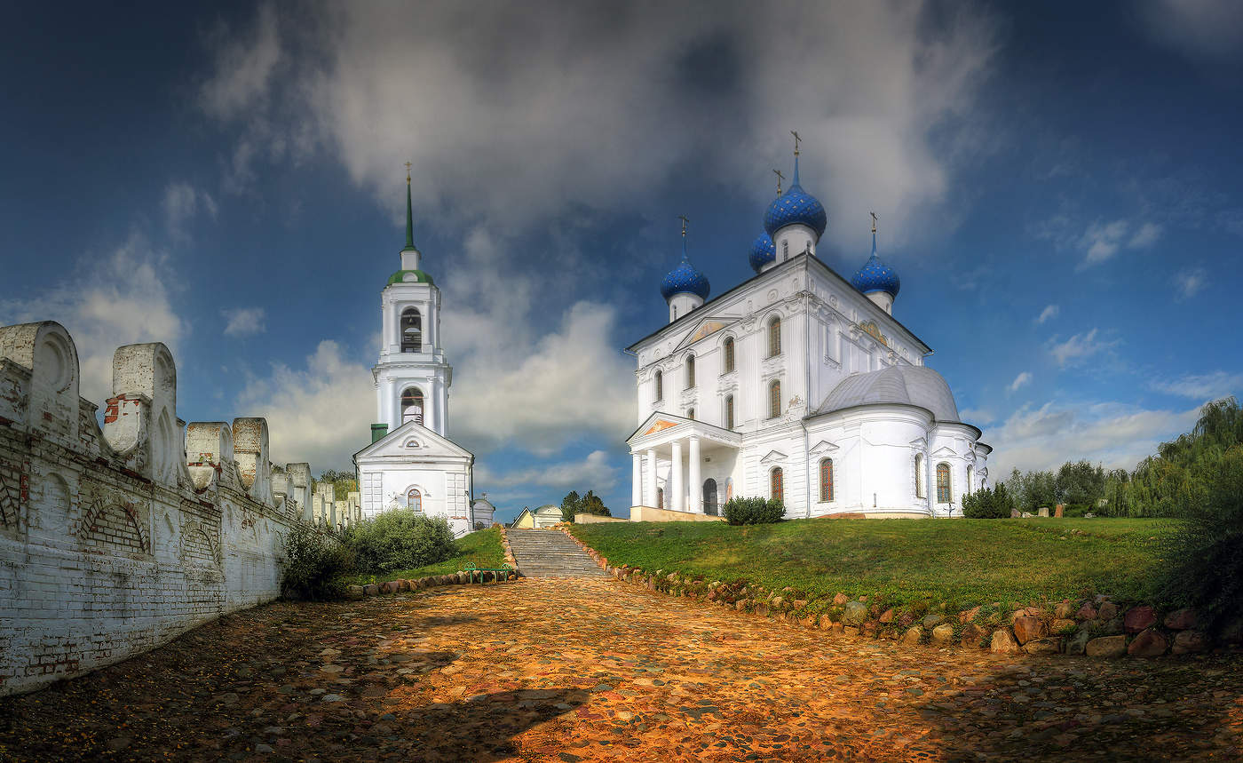 Сельский храм..