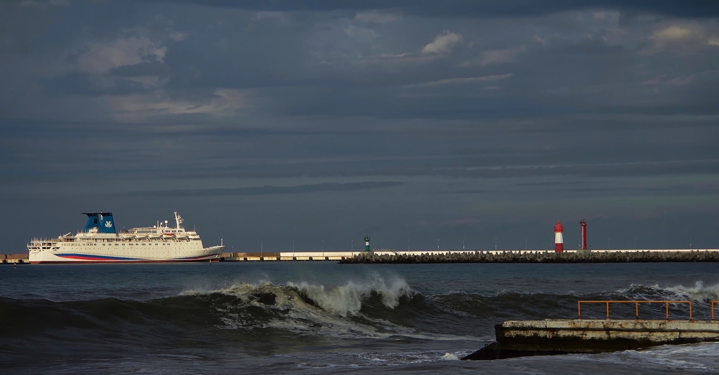 Белый теплоход