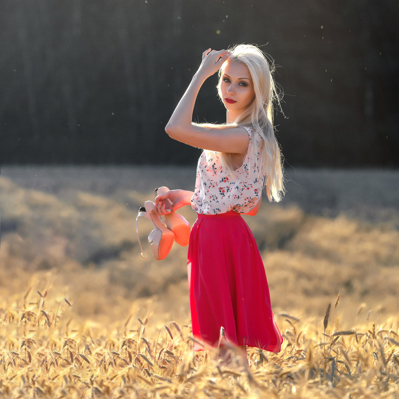 Света, девушка в красной юбке.