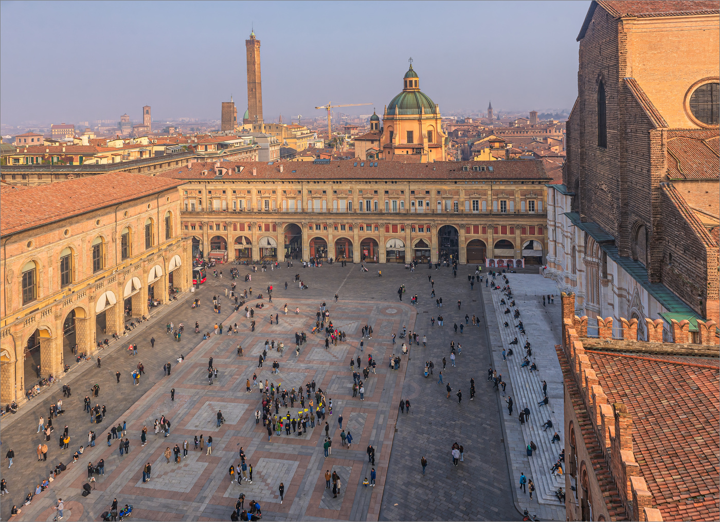 Площадь Маджоре в Болонье (Piazza Maggiore) - центральная площадь города