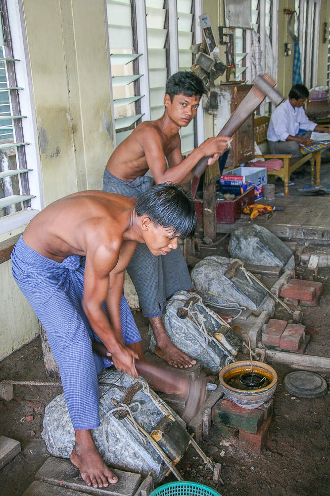 "За молот, товарищ, за работу!"