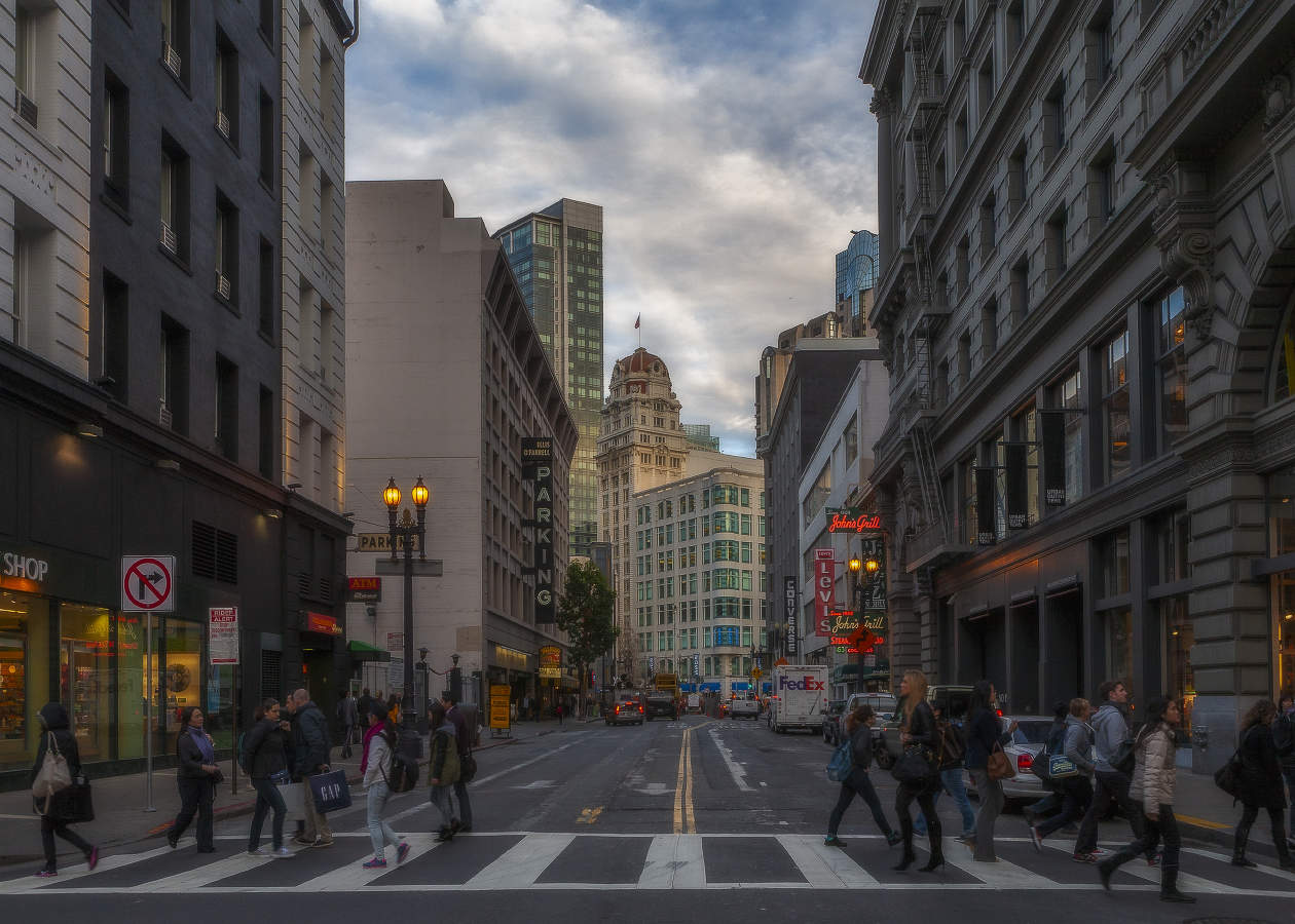 В городе смеркается