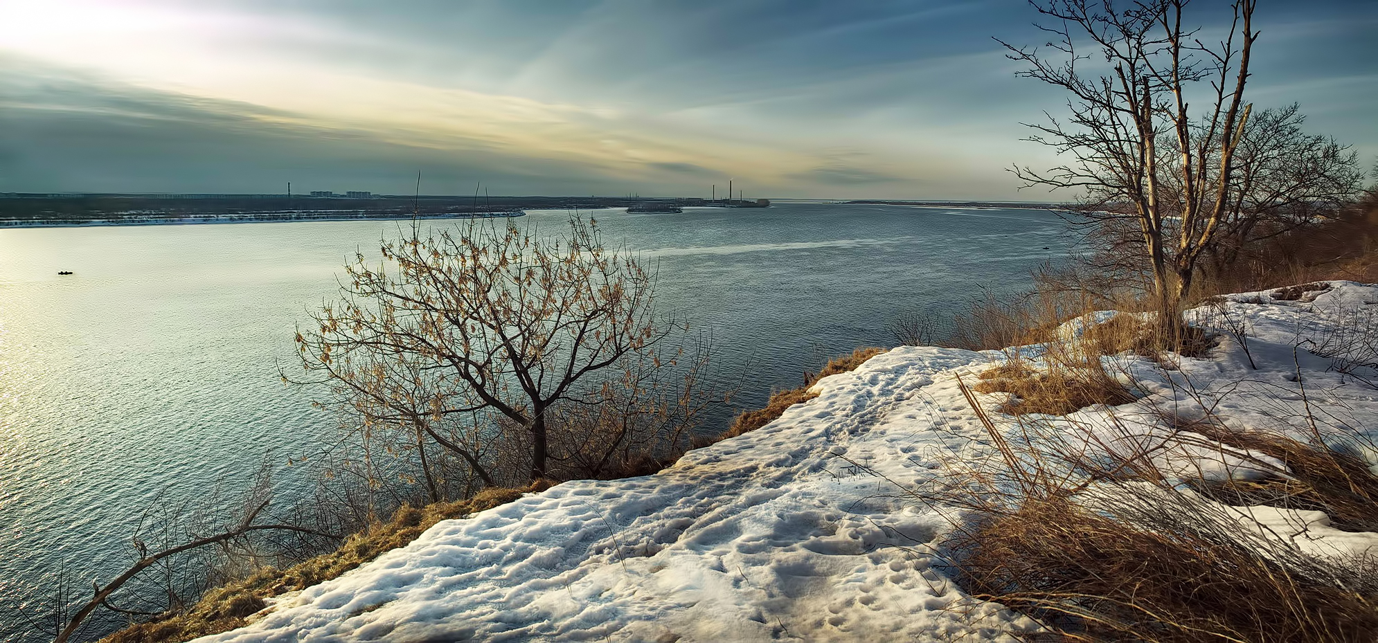 На берегу водохранилища.