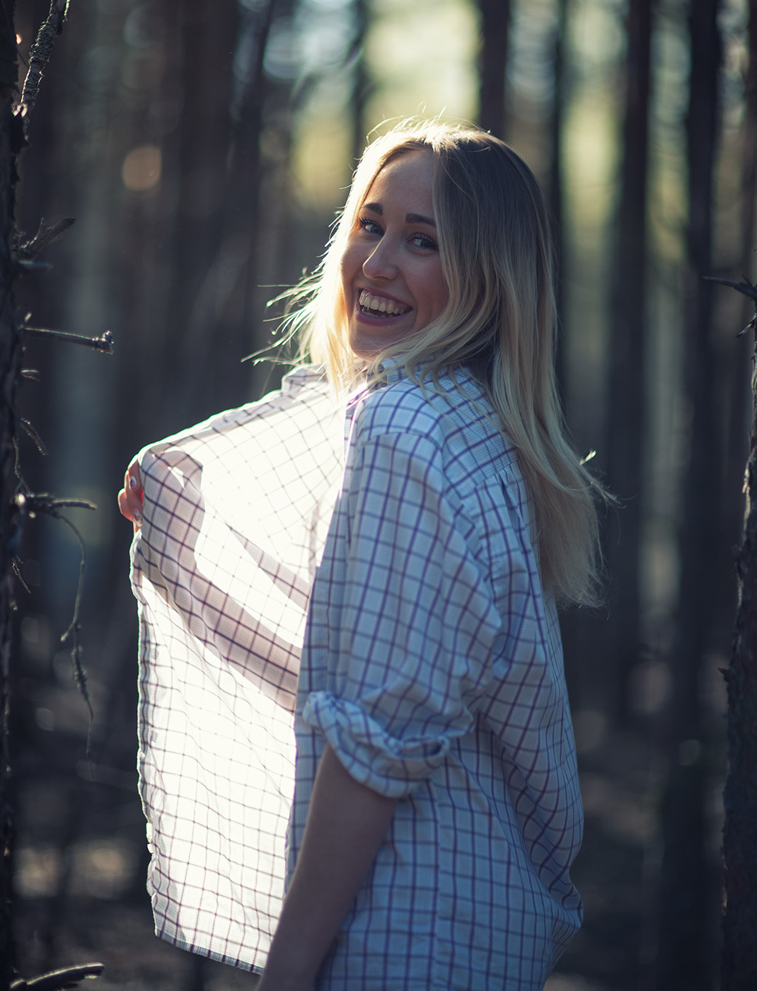 Беззаботная блондинка в лесу