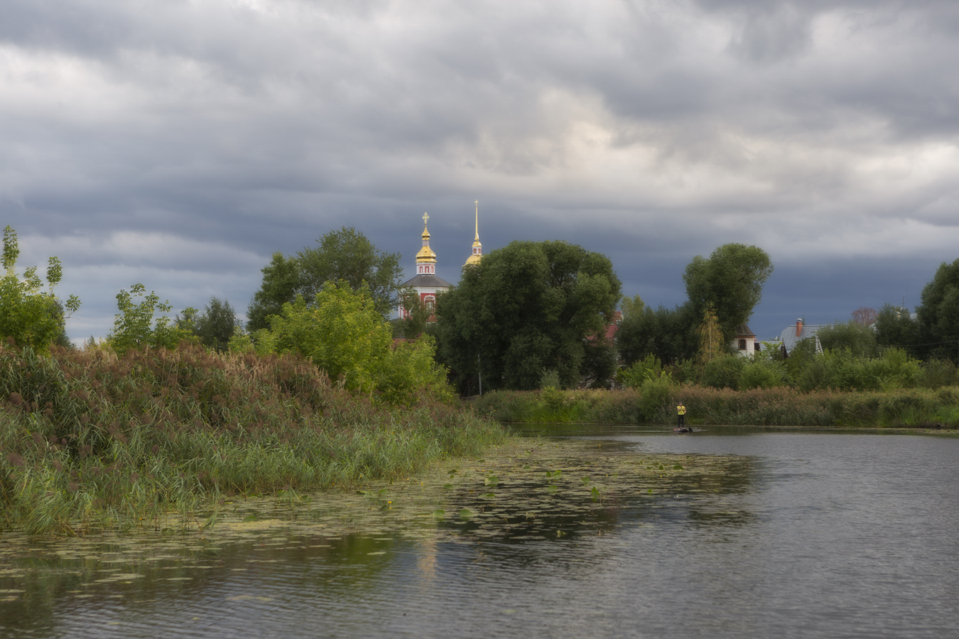 Девушка, плывущая от грозы