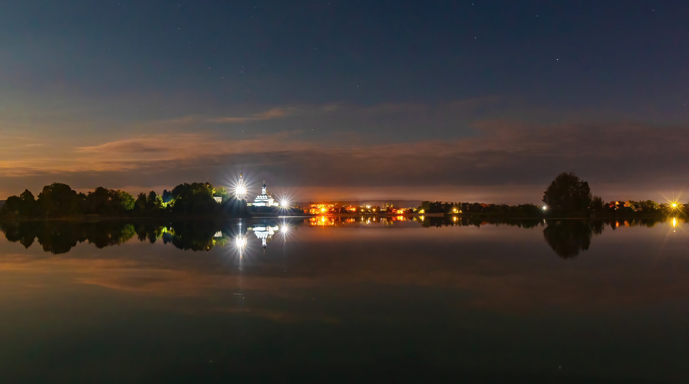 Вечер, монастырь на озере.