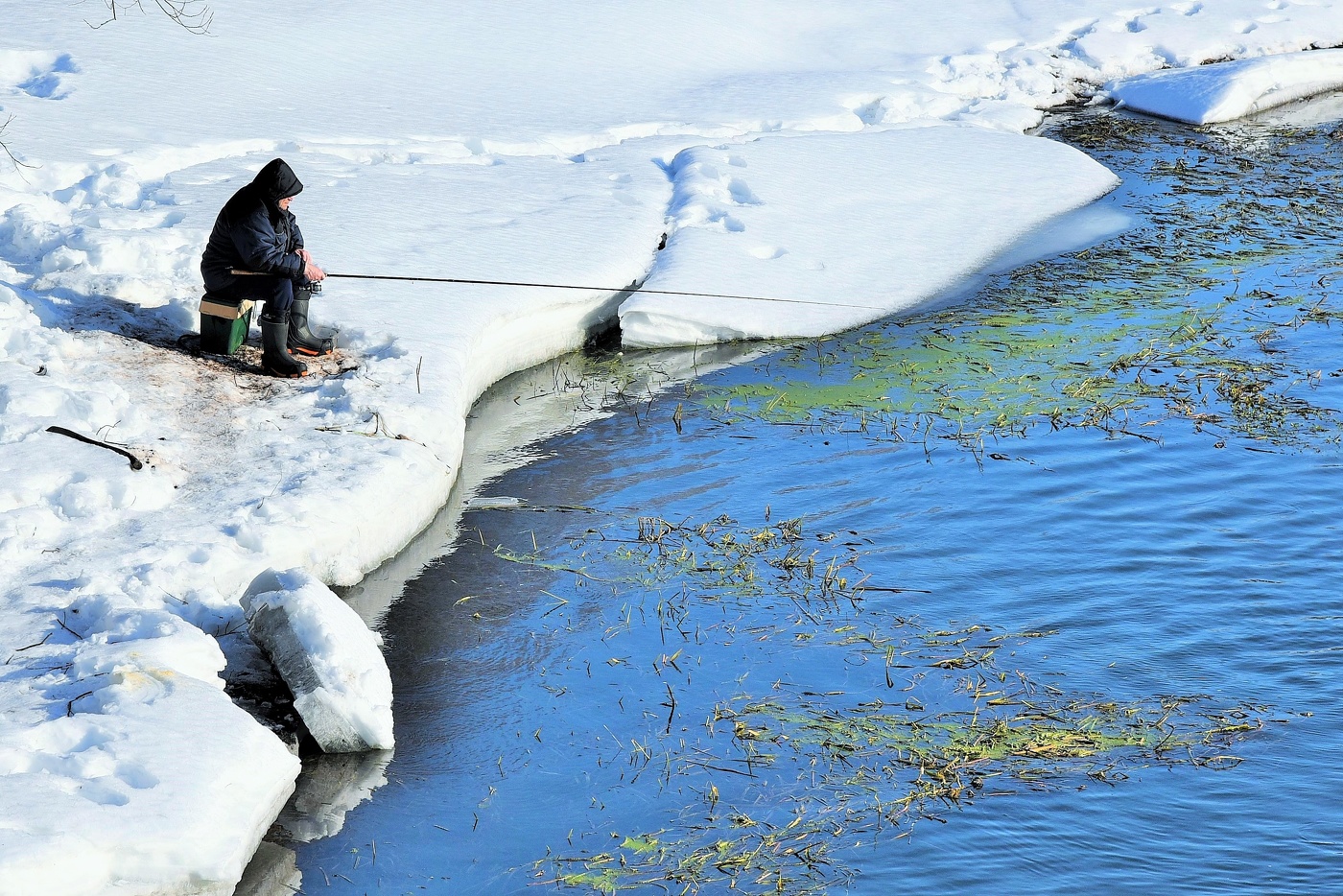 "И в снег, и в зной , и в дождик проливной ..."