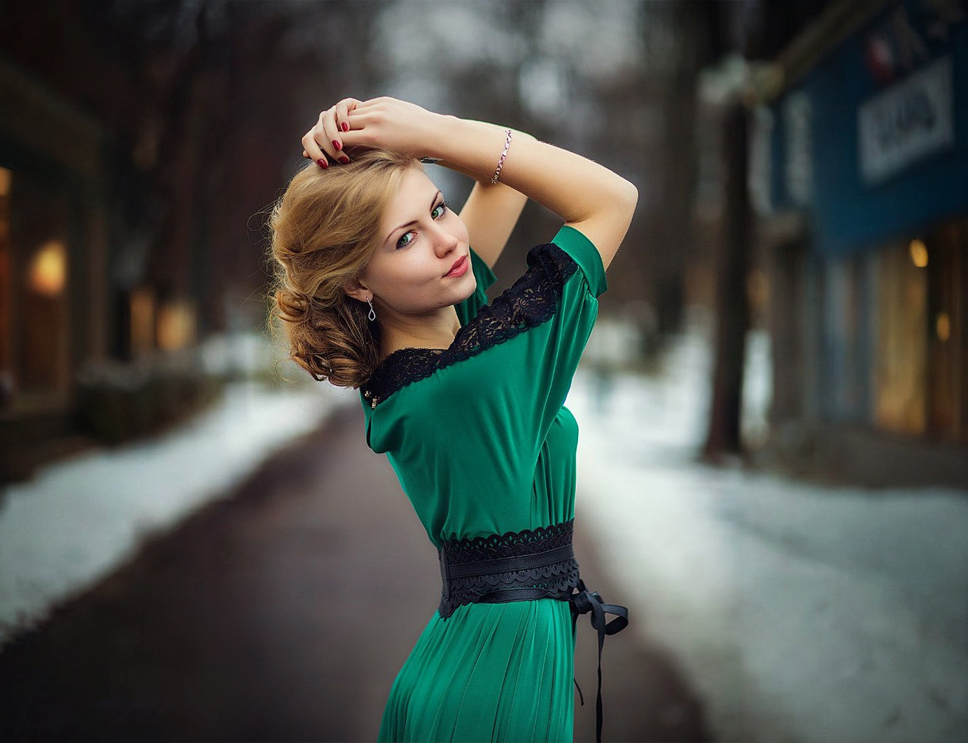 Девушка в зеленом.