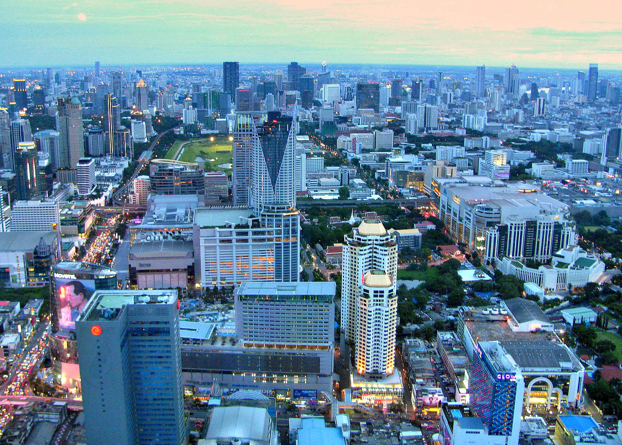 Вечерний вид сверху на Бангкок