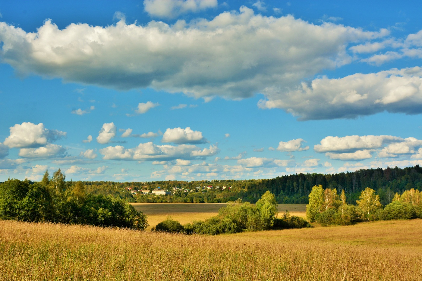 "Облака, как призраки развалин ..."