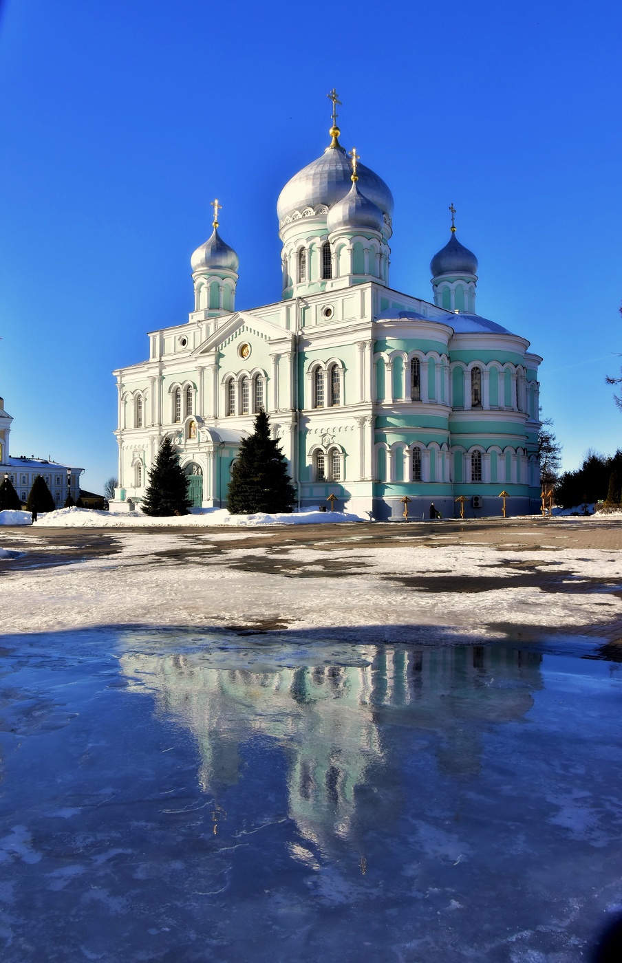Троицкий собор в мартовском зеркале