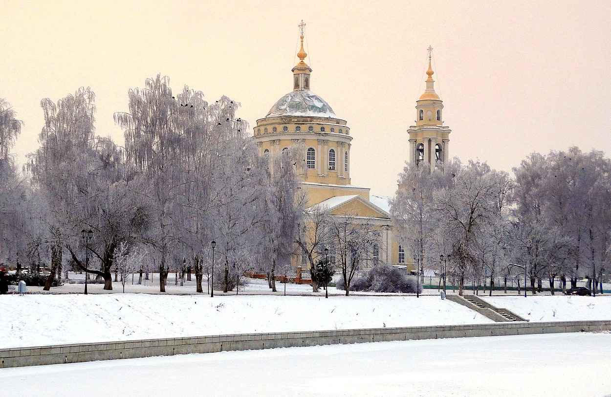 Потеплело, иней покрыл природу