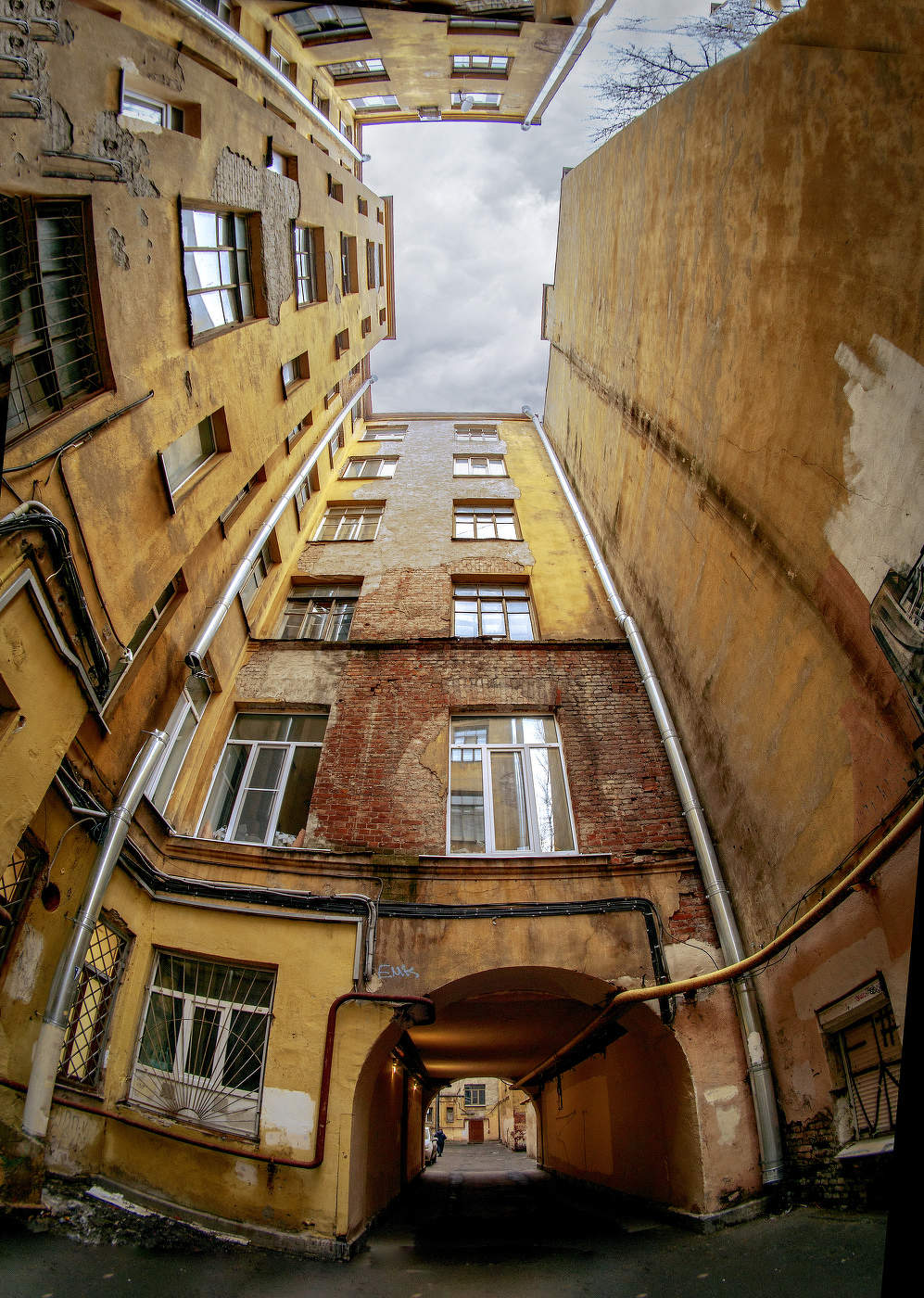 Красно-коричневый двор