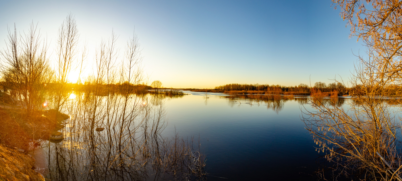 Разлив реки на закате