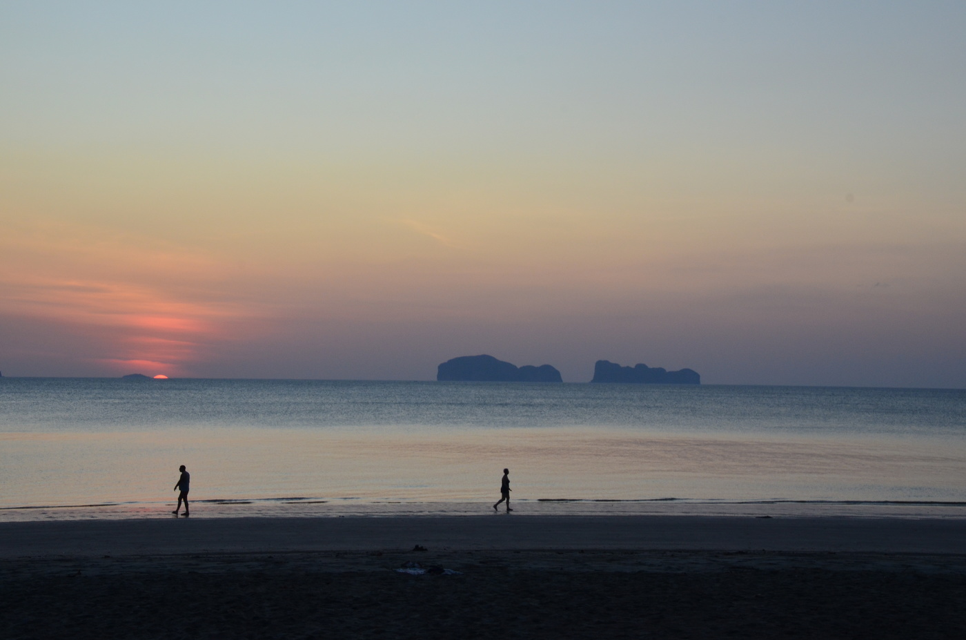 Пройтись по берегу, когда спала жара