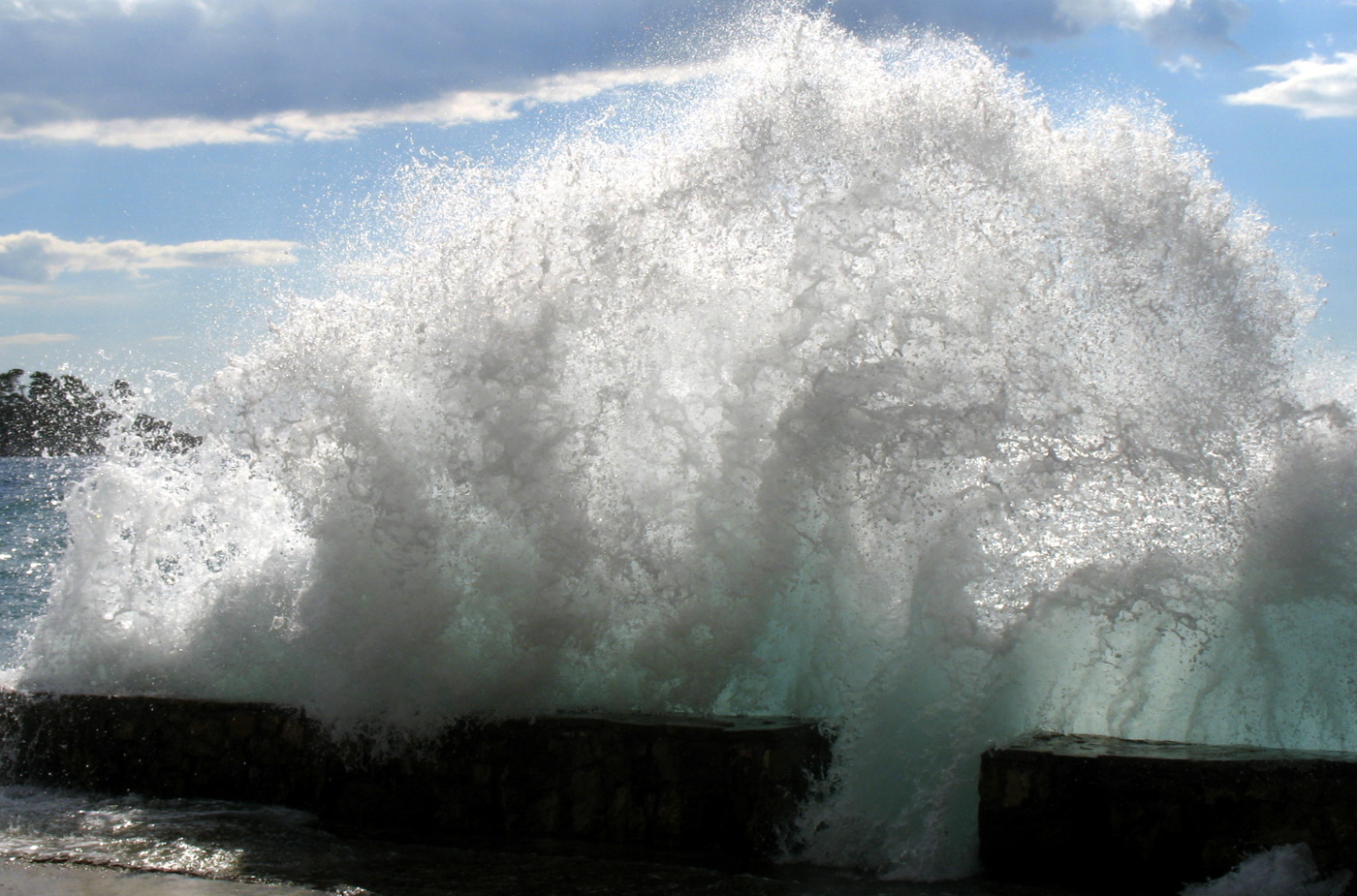 Море штормит.