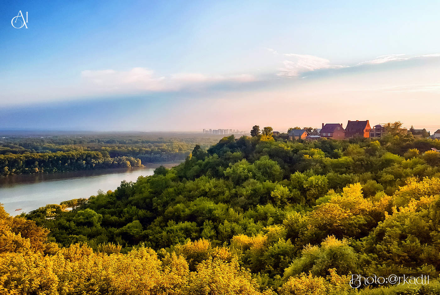 Стоял домик на горе.