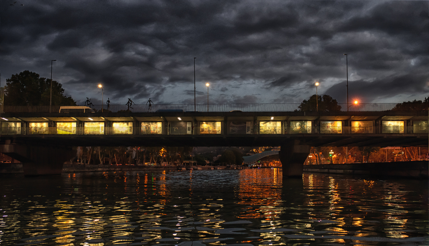 Мост Бараташвили через реку Кура(я на лодочке плыву)