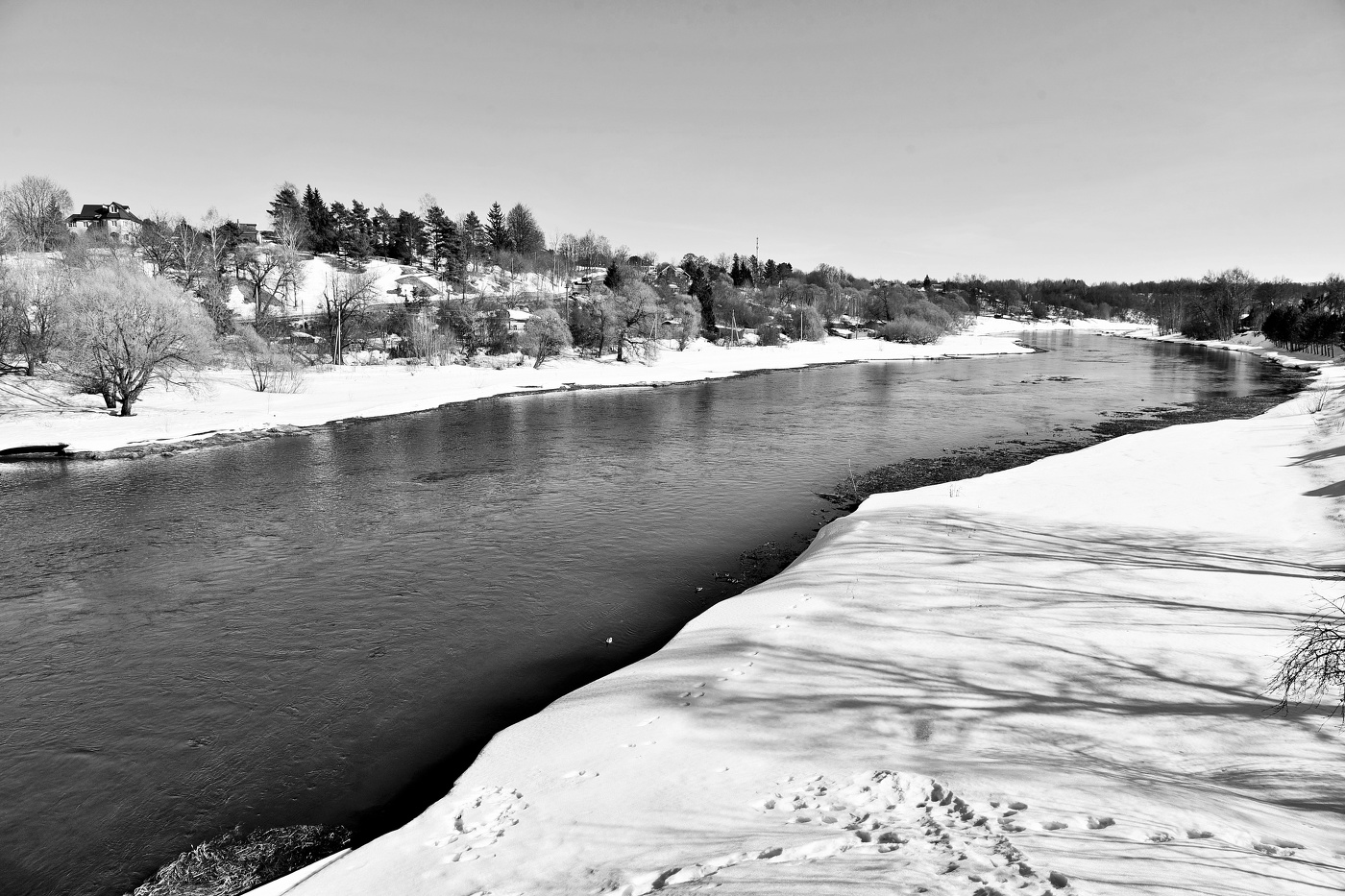 Течет река весенняя...