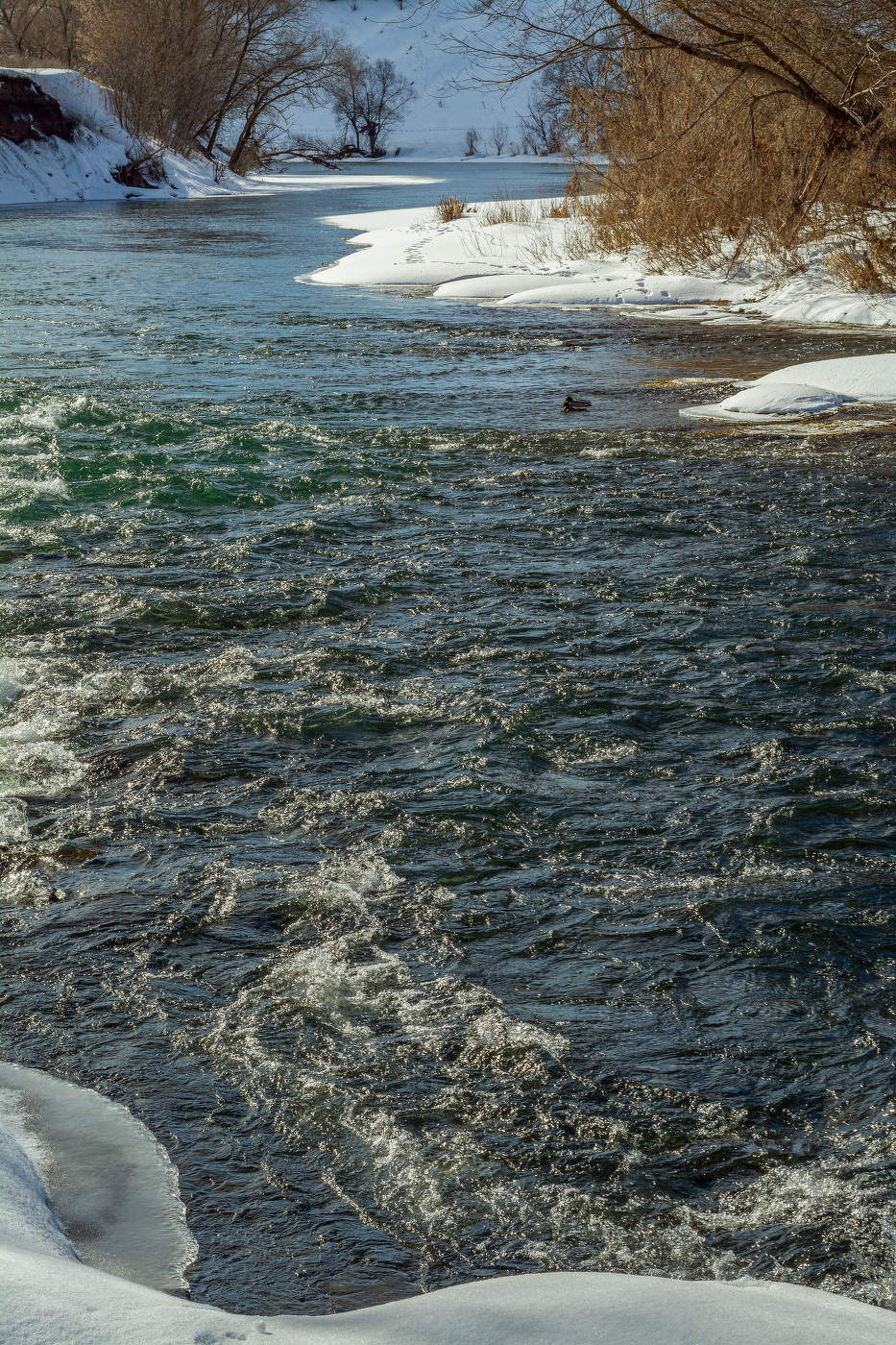 под обрывом