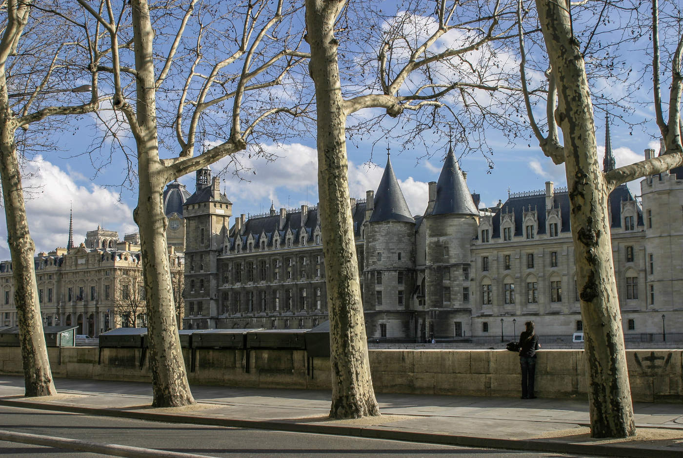 "Ярко светит солнце над Парижем,...