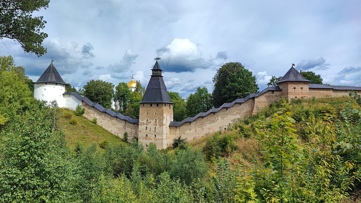 Стены монастыря