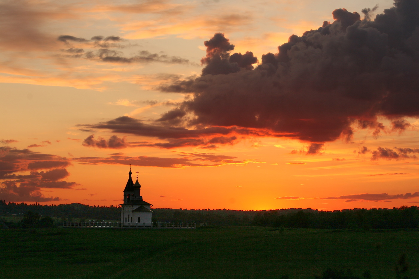 Деревенская церковь вечером
