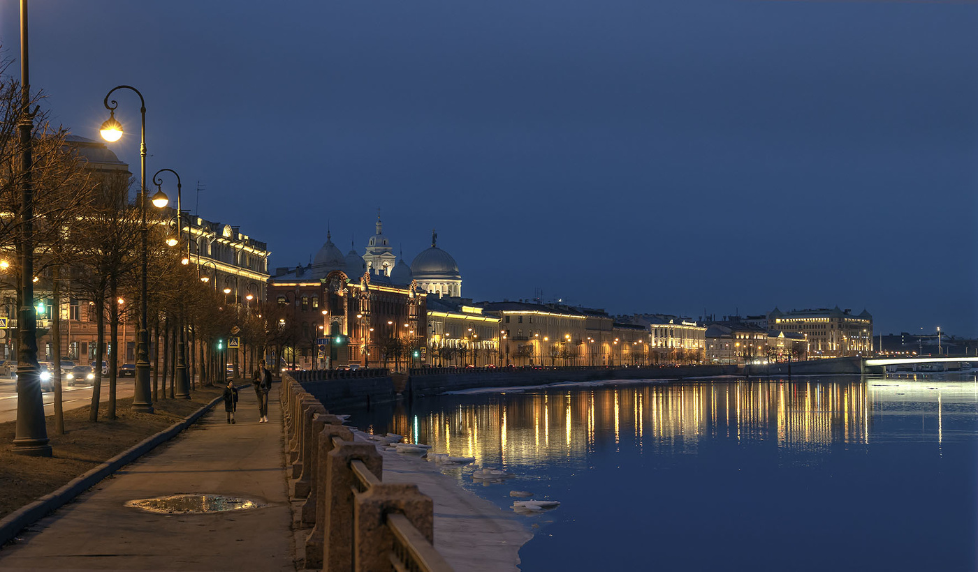 На набережной...