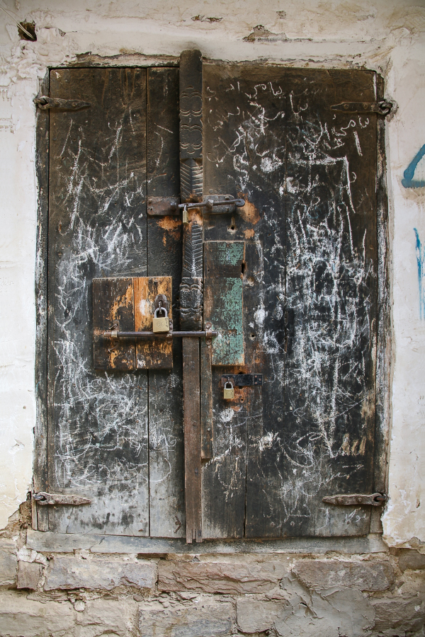 За тремя замками